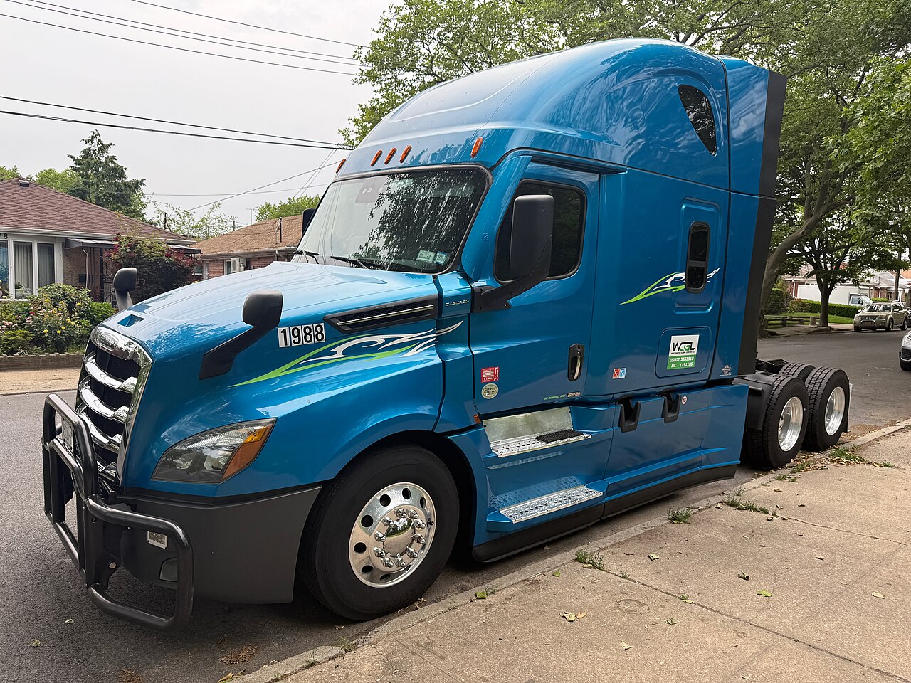 Tractocamión Freightliner Cascadia azul; fotografía ilustrativa